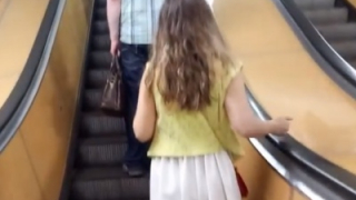 【盗撮動画】金髪白人女子、普通そうに見える娘でもスカートの中がスケベすぎる（駅でスカートめくり）