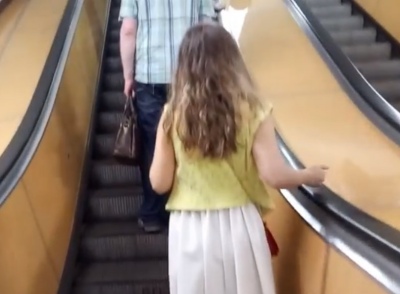 【盗撮動画】金髪白人女子、普通そうに見える娘でもスカートの中がスケベすぎる（駅でスカートめくり）