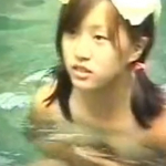 【盗撮動画】童顔ツインテールのぐうかわ女子生徒さん、露天風呂で発見される