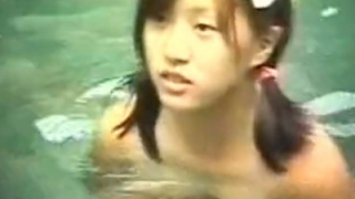 【盗撮動画】童顔ツインテールのぐうかわ女子生徒さん、露天風呂で発見される