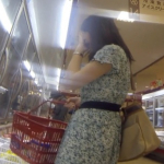 【盗撮動画】スーパーで夕食の買い出し中にパンチラ盗撮の餌食になる美人妻3名。内1人はドスケベTバックでしたｗｗ
