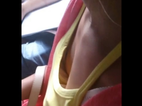 【盗撮動画】完全ガチだよ胸チラ盗撮！電車でスマホカメラを向けられている事に気付かない素人娘の乳首