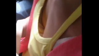【盗撮動画】キャミの隙間から乳首GET成功！揺れるバス車内でスマホカメラで胸チラ盗撮に勤しむ変態の投稿動画