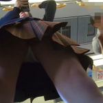 【盗撮動画】黒髪美少女JKの電車内滞空”フロントパンチラ”。こういうの撮れる奴って「神」だよな