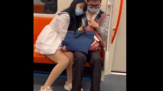 【盗撮動画】美少女女子生徒さん、電車で彼氏を手コキしてあげる様子を無修正で晒されるｗｗ