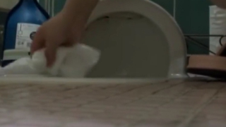 【盗撮動画】プールのトイレでスク水脱いで用を足す。JC疑惑のスク水娘隠し撮り映像がネットに公開されてしまう