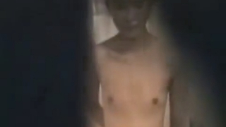 【盗撮動画】民家撮り師に全裸を撮られた膨らみかけちっぱい娘。これ軽めにオナってるよな？