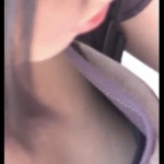 【盗撮動画】胸元の隙間から乳首見え。あどけない表情の黒髪美少女を胸チラ盗撮にターゲットにする鬼畜撮り師