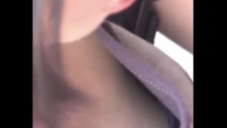 【盗撮動画】胸元の隙間から乳首見え。あどけない表情の黒髪美少女を胸チラ盗撮にターゲットにする鬼畜撮り師