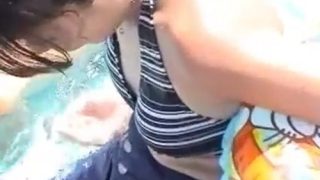 【盗撮動画】レジャープールで水着ママの乳首GET確定演出。入手不可となった伝説の胸チラ動画