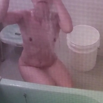 【盗撮動画】閲覧注意。隣人に盗撮されてる美しい人妻熟女の入浴映像の犯罪臭がヤバイ・・・