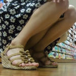 【盗撮動画】真夏にクーラーが効いた書店でワンピ娘のエッチなパンティを隠し撮りするという私服のひとときｗｗ