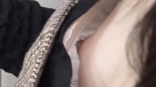 【盗撮動画】電車で見つけたSSS級美人JDの小粒乳首の撮影に成功！興奮が止まらないんだがｗｗ