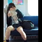 【盗撮動画】電車で出会った超絶美少女JKの対面パンチラ盗撮に成功！でもこれ”盗撮バレ”してるよな・・・