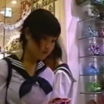 【盗撮動画】激カワセーラー服JKが水色パンティ逆さ撮りされてるぞ。急げー！！