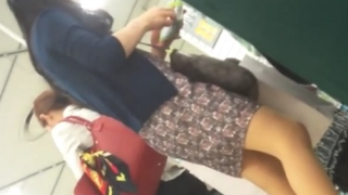【盗撮動画】ハ●ズで買い物中の黒髪清楚系女子が”スゴイ方法”でパンチラ盗撮されていると話題に