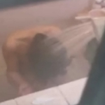 【盗撮動画】自宅の風呂場の窓の隙間からまんまと全裸を隠し撮りされる若い娘が発見される