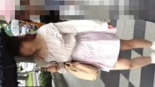 【盗撮動画】生脚×生パンで外出中のロリカワJDちゃんのスカートめくりパンチラ。接写で拝むピンクサテンP