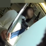 【盗撮動画】見逃し注意。美少女JKのPのフロントが丸見えになる電車内逆さ撮りパンチラ映像がこちら