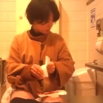 【盗撮動画】経血がべっとりついたナプキン交換シーンも収録。エグすぎる女子トイレ内映像