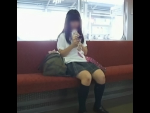 【盗撮動画】こういう普通の制服JKちゃんが駅でスカートめくられてパンチラ盗撮されまくっているという事実・・・のトップ画像