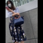 【盗撮動画】絶対にパンチラ盗撮をしてはいけない美人妻のスカートをめくってみた結果・・・