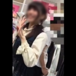 【盗撮動画】可愛いを極めたSSS級美少女ショップ店員逆さ撮り映像。腰を落として白パン丸見えｗ