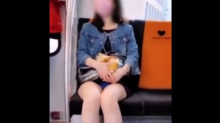 【盗撮動画】電車でパンチラ盗撮されている事に気づいた美女が”取った行動”が衝撃的すぎると話題に・・・