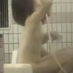【盗撮動画】とある温泉宿で母娘の裸体をまとめて隠し撮りした鬼畜撮り師の女子風呂映像