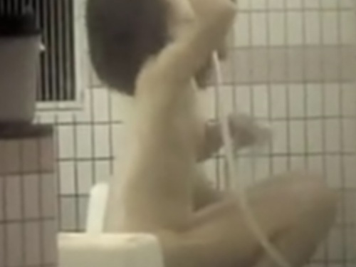 【盗撮動画】とある温泉宿で母娘の裸体をまとめて隠し撮りした鬼畜撮り師の女子風呂映像