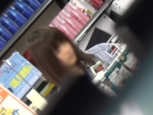【盗撮動画】レンタル店で発見されたこの美少女、色んな撮り師に何度もパンチラ盗撮されているらしい...のトップ画像