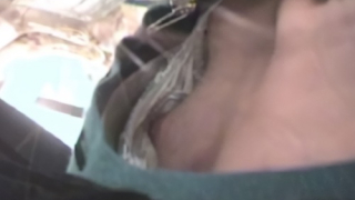 【盗撮動画】じっくりと時間をかけて乳首を狙い撮る。撮り師執念の胸チラ動画をご覧ください