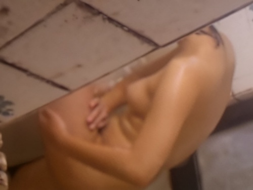 【盗撮動画】近所に住む若い娘の入浴を日常的に覗き撮りしている変態の犯罪記録映像が流出・・・のトップ画像