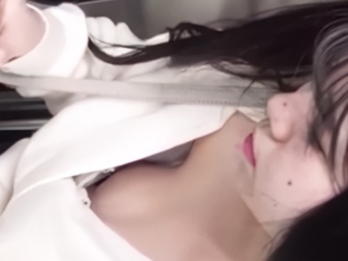【盗撮動画】坂道系アイドル顔な美形JDの乳首がしっかりと拝める胸チラ映像が秀逸すぎるのトップ画像