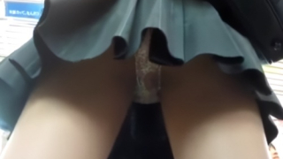【盗撮動画】電車通学の美少女JKちゃん、恥ずかしすぎるシミ付き汚パンツを逆さ撮りで激撮される