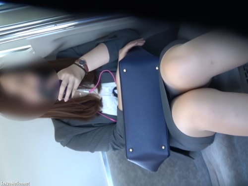 【盗撮動画】現在入手不可。走行中の電車でスーツOLの対面パンチラを顔出し盗撮