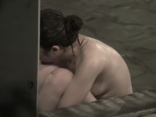 【盗撮動画】プロ撮り師「いつもの露天風呂で2人組JDの全裸を隠し撮りしてたらこうなった」
