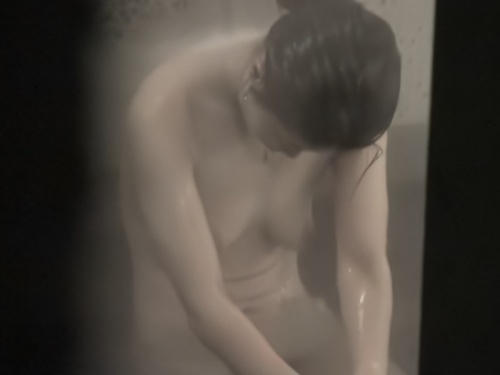 【盗撮動画】垂れ乳を恥ずかしそうに隠しながら入湯する素人女子のコンプレックス満載ボディ