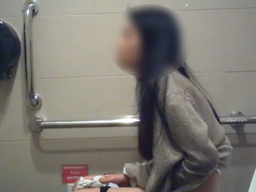 【盗撮動画】危険！ガチ素人女子が駅のトイレで用を足す隠し撮り動画がネットに出回ってしまうのトップ画像