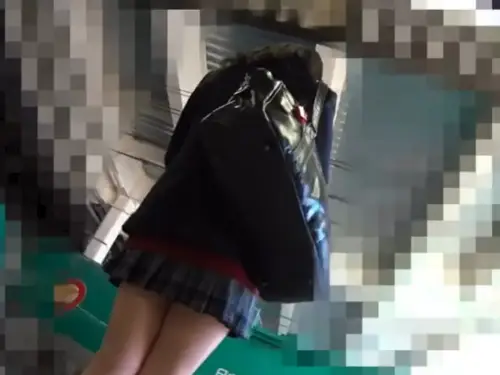 【盗撮動画】顔あり生パン！アイドルレベルの美少女JKも余裕で生パンを逆さ撮りされているという事実