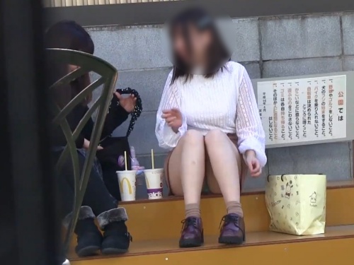 【盗撮動画】座って何かを食っているミニスカ女子生徒のパンチラ奪取率の高さは異常のトップ画像