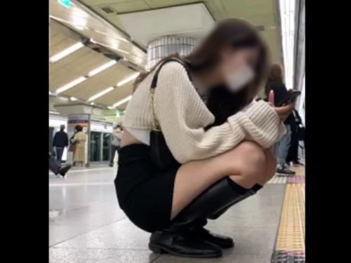 【盗撮動画】混雑する電車でパンチラ盗撮事案。また今日も極上美女が逆さ撮りの餌食にのトップ画像