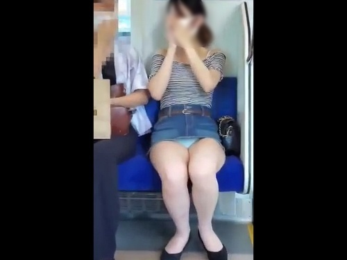 【盗撮動画】電車内対面パンチラ！この激ミニギャルが完全に生パン見せに来ている件