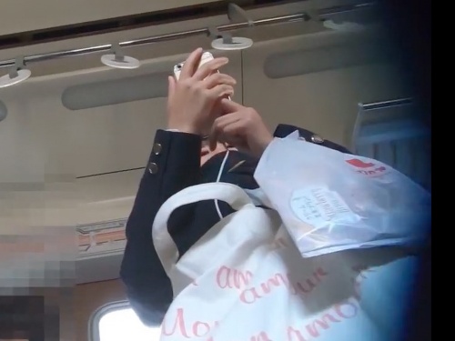 【盗撮動画】制服白パン女子生徒が駅と電車で長時間逆されるこの動画、どうもリアリティがありすぎると話題に
