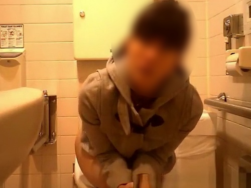 【盗撮動画】公衆トイレの便座には絶対に尻を付けたくない素人ギャルの放尿風景が公開される