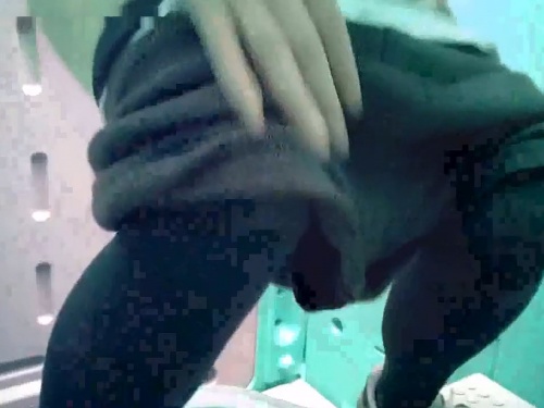 【盗撮動画】フェスを見に来たギャルが簡易トイレで次々に盗撮されまくっている件・・・