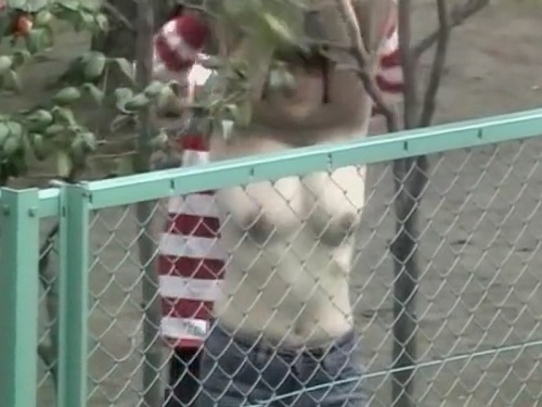 【盗撮動画】チューブトップ女さん、剥ぎ取られておっぱい丸見えになったら一切身動きが取れなくなる模様