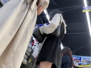 【盗撮動画】推定JD！今どきありがたい純白生パンで買い物中に逆さ撮り敢行