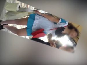 【盗撮動画】街中で可愛いコスプレ娘発見→尾行→強風パンチラGET大成功パターン