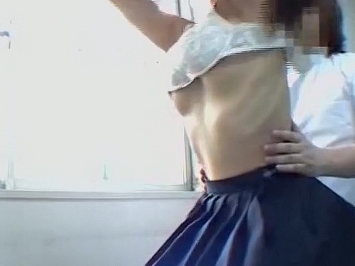 【盗撮動画】従順な性格のセーラー服JKちゃん、整体師の進言通り制服とブラを脱いで生おっぱいを晒した結果・・・